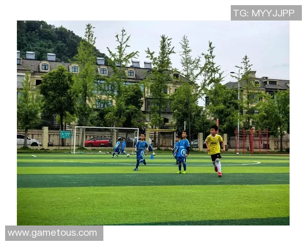 从小球场到世界舞台足球明星们的儿时梦想与奋斗历程